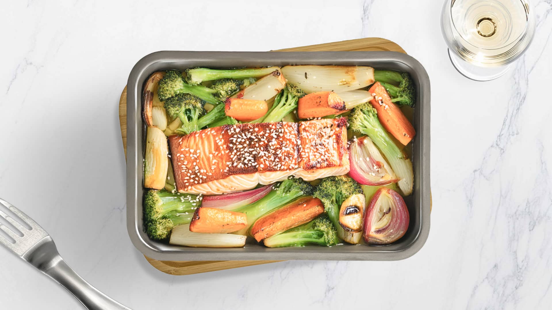 Sesam-Lachs auf buntem Gemüsebeet – filipandfriends.com Sesam-Lachs auf buntem Gemüsebeet – filipandfriends.com